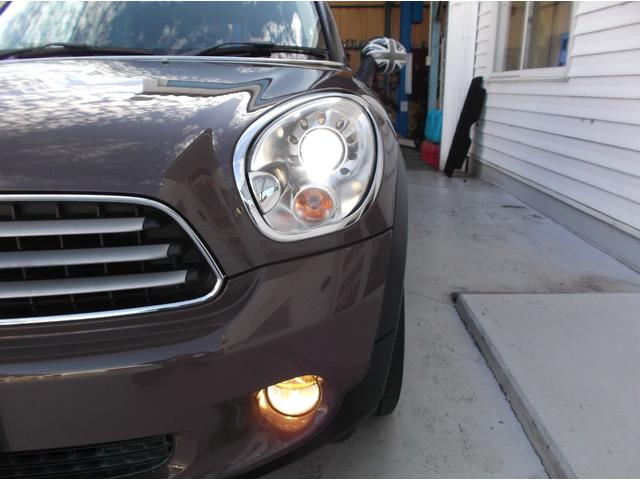 MINI クーパー クロスオーバー 管理ユーザー下取り車 ライトコーヒー色 キーレス2個 プッシュスタート ポータブルナビTV ETC ドラレコ HIDヘッドライト オートライト タイヤ溝8分山 純正16AWユニオンジャックミラー(40枚目)