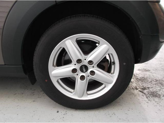 MINI クーパー クロスオーバー 管理ユーザー下取り車 ライトコーヒー色 キーレス2個 プッシュスタート ポータブルナビTV ETC ドラレコ HIDヘッドライト オートライト タイヤ溝8分山 純正16AWユニオンジャックミラー(53枚目)