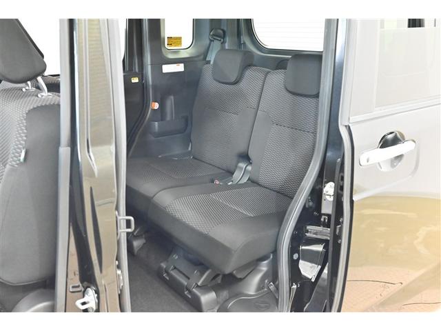 後部座席も気になるようなキズ・汚れやへたり等、大きなダメージはなく、良好な状態です