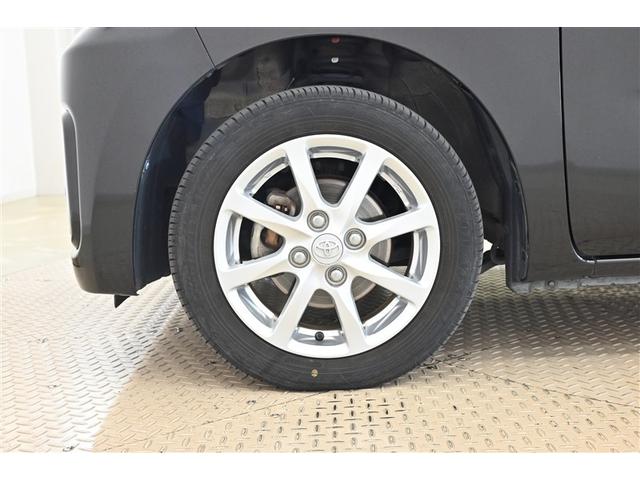 スポーティな印象を与える純正ホイールです。どこまでも走っていきたくなるようなデザインですね♪