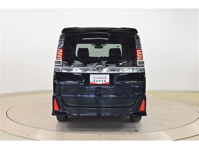 ヴォクシー ＺＳ　煌ＩＩＩ　プリクラッシュ　スマートキ　ＤＶＤ再生機能　記録簿付き　横滑り防止装置　ナビＴＶ　アルミ　三列シート　ＷＡＣ　盗難防止　オートエアコン　キーレス　ＥＴＣ装備　パワステ　メモリナビ　クルコン　ＡＢＳ（3枚目）