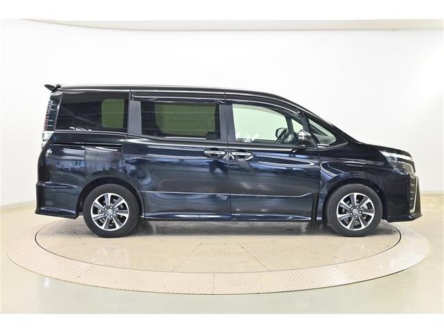 ヴォクシー ＺＳ　煌ＩＩＩ　プリクラッシュ　スマートキ　ＤＶＤ再生機能　記録簿付き　横滑り防止装置　ナビＴＶ　アルミ　三列シート　ＷＡＣ　盗難防止　オートエアコン　キーレス　ＥＴＣ装備　パワステ　メモリナビ　クルコン　ＡＢＳ（4枚目）