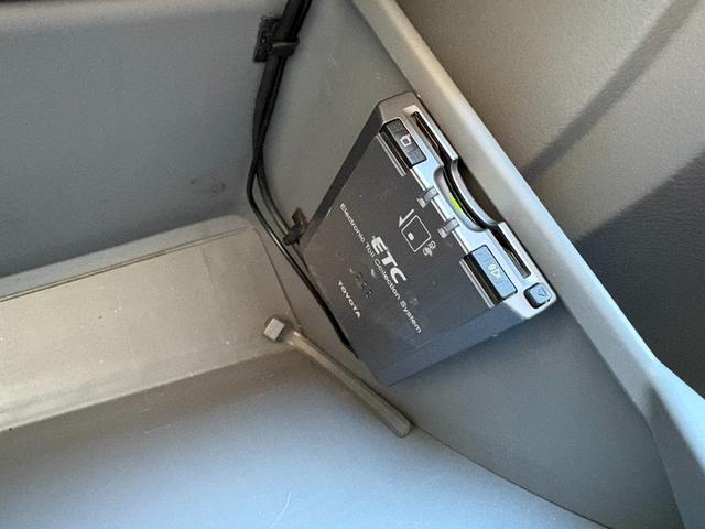 ヴォクシー Ｚ　煌　★８人乗り★純正ＨＤＤナビ／ＥＴＣ／バックカメラ★ＨＩＤヘッドライト★フォグライト★左右スライドドア★純正１５インチＡＷ★ドアバイザー★電動格納式ドアミラー★キーレス（17枚目）