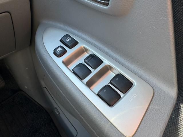 ヴォクシー Ｚ　煌　★８人乗り★純正ＨＤＤナビ／ＥＴＣ／バックカメラ★ＨＩＤヘッドライト★フォグライト★左右スライドドア★純正１５インチＡＷ★ドアバイザー★電動格納式ドアミラー★キーレス（19枚目）