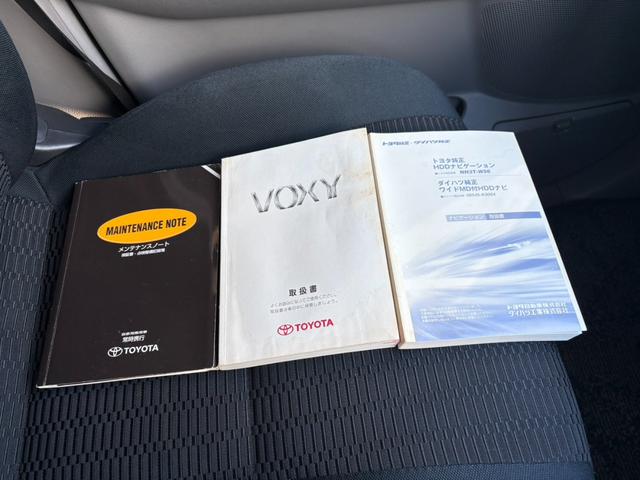ヴォクシー Ｚ　煌　★８人乗り★純正ＨＤＤナビ／ＥＴＣ／バックカメラ★ＨＩＤヘッドライト★フォグライト★左右スライドドア★純正１５インチＡＷ★ドアバイザー★電動格納式ドアミラー★キーレス（28枚目）