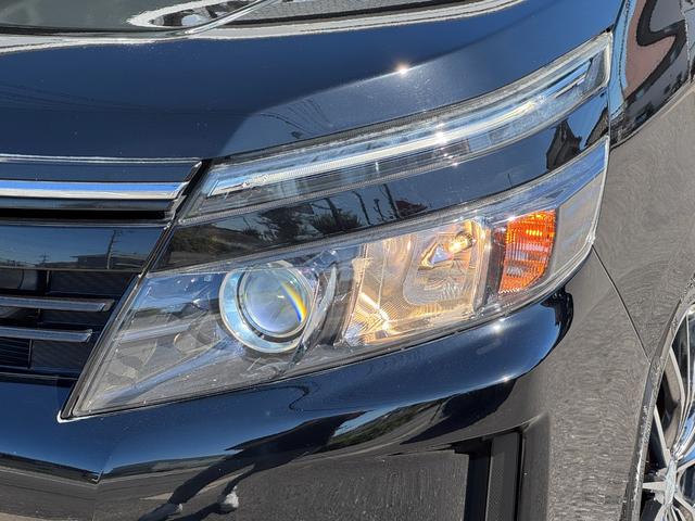 ヴォクシー ハイブリッドＶ　ＥＴＣ　バックカメラ　ナビ　ＴＶ　オートクルーズコントロール　両側電動スライドドア　ＬＥＤヘッドランプ　スマートキー　アイドリングストップ　電動格納ミラー　シートヒーター　３列シート　ウォークスルー（30枚目）