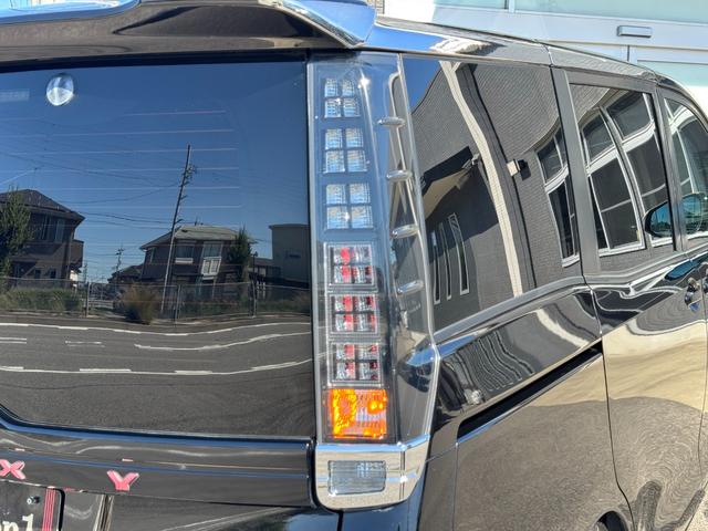 ヴォクシー ハイブリッドＶ　ＥＴＣ　バックカメラ　ナビ　ＴＶ　オートクルーズコントロール　両側電動スライドドア　ＬＥＤヘッドランプ　スマートキー　アイドリングストップ　電動格納ミラー　シートヒーター　３列シート　ウォークスルー（76枚目）