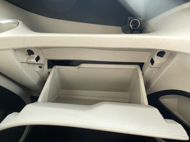 シエンタ ハイブリッドG バックカメラ ナビ TV レーンアシスト 衝突被害軽減システム 両側電動スライドドア オートマチックハイビーム スマートキー 電動格納ミラー 3列シート CVT CD Bluetooth(50枚目)