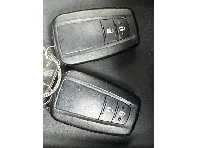 付いてて便利！とても人気の高い装備のスマートキーシステム。キーを携帯しているだけで、ドアロックの開閉並びにエンジンの始動が可能な装備です。プッシュスタートですのでエンジンの始動もボタンを押すだけです