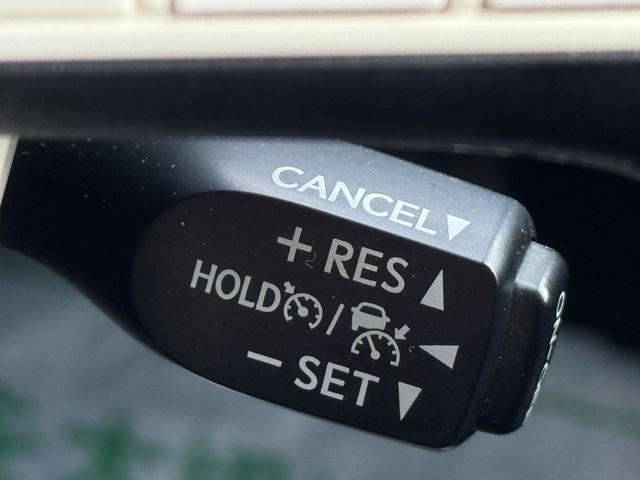 高速道路で便利なクルーズコントロール機能が付いていますよ。速度を設定するとアクセルを踏まなくても一定の速度で走ることができるので足を休ませる事ができますね。