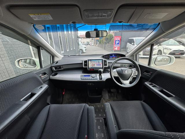 フリードハイブリッド ジャストセレクション　ナビ　ＴＶ　ＥＴＣ　バックカメラ　両側パワースライドドア　ＨＩＤヘッドライト　ＣＤ／ＤＶＤ再生　オートエアコン　オートライト　スマートキー　社外１５インチアルミホイール（3枚目）