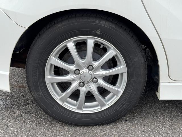 フリードハイブリッド ジャストセレクション　ナビ　ＴＶ　ＥＴＣ　バックカメラ　両側パワースライドドア　ＨＩＤヘッドライト　ＣＤ／ＤＶＤ再生　オートエアコン　オートライト　スマートキー　社外１５インチアルミホイール（25枚目）