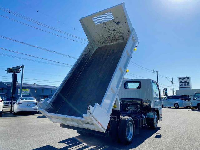 エルフトラック 　ダンプ　低床　ＭＴ　後輪ダブル　キーレスエントリー　電動格納ミラー　ＡＢＳ　エアコン　パワーステアリング　パワーウィンドウ　運転席エアバッグ　助手席エアバッグ　ＣＤ　ＵＳＢ（4枚目）