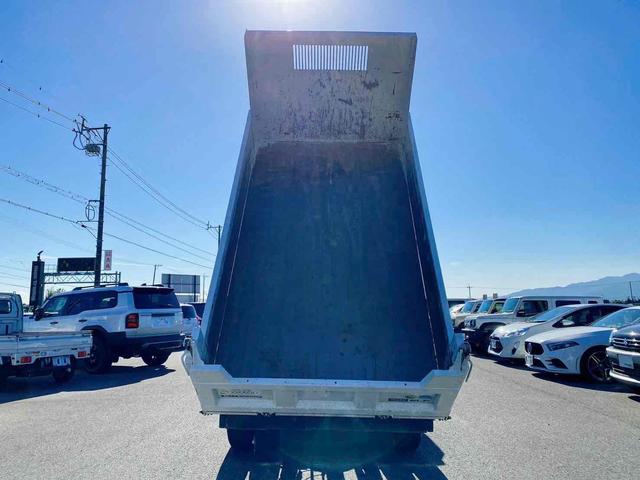エルフトラック 　ダンプ　低床　ＭＴ　後輪ダブル　キーレスエントリー　電動格納ミラー　ＡＢＳ　エアコン　パワーステアリング　パワーウィンドウ　運転席エアバッグ　助手席エアバッグ　ＣＤ　ＵＳＢ（5枚目）