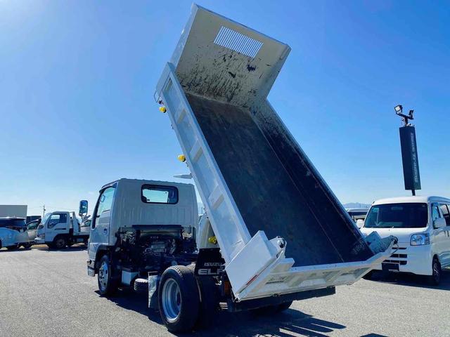 エルフトラック 　ダンプ　低床　ＭＴ　後輪ダブル　キーレスエントリー　電動格納ミラー　ＡＢＳ　エアコン　パワーステアリング　パワーウィンドウ　運転席エアバッグ　助手席エアバッグ　ＣＤ　ＵＳＢ（6枚目）