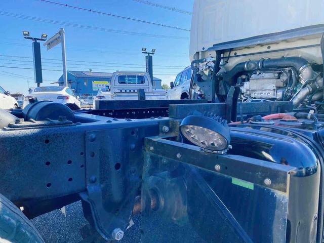 エルフトラック 　ダンプ　低床　ＭＴ　後輪ダブル　キーレスエントリー　電動格納ミラー　ＡＢＳ　エアコン　パワーステアリング　パワーウィンドウ　運転席エアバッグ　助手席エアバッグ　ＣＤ　ＵＳＢ（8枚目）