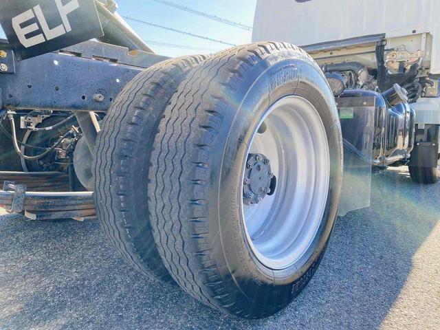 エルフトラック 　ダンプ　低床　ＭＴ　後輪ダブル　キーレスエントリー　電動格納ミラー　ＡＢＳ　エアコン　パワーステアリング　パワーウィンドウ　運転席エアバッグ　助手席エアバッグ　ＣＤ　ＵＳＢ（9枚目）