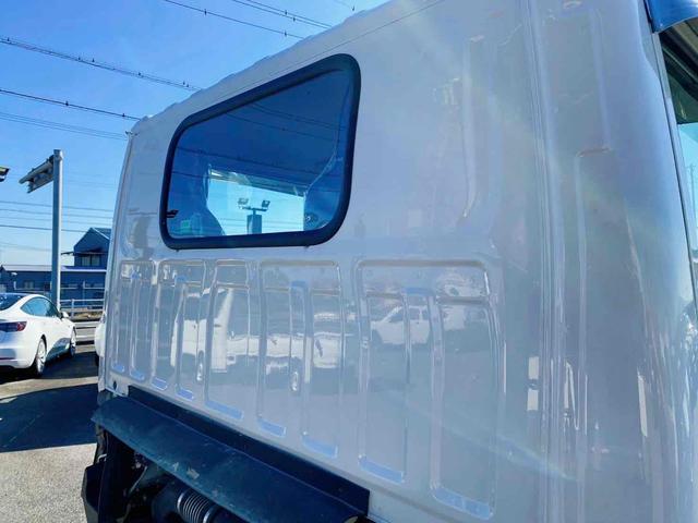 エルフトラック 　ダンプ　低床　ＭＴ　後輪ダブル　キーレスエントリー　電動格納ミラー　ＡＢＳ　エアコン　パワーステアリング　パワーウィンドウ　運転席エアバッグ　助手席エアバッグ　ＣＤ　ＵＳＢ（10枚目）
