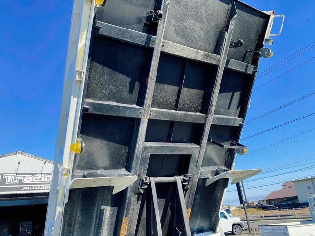 エルフトラック 　ダンプ　低床　ＭＴ　後輪ダブル　キーレスエントリー　電動格納ミラー　ＡＢＳ　エアコン　パワーステアリング　パワーウィンドウ　運転席エアバッグ　助手席エアバッグ　ＣＤ　ＵＳＢ（11枚目）