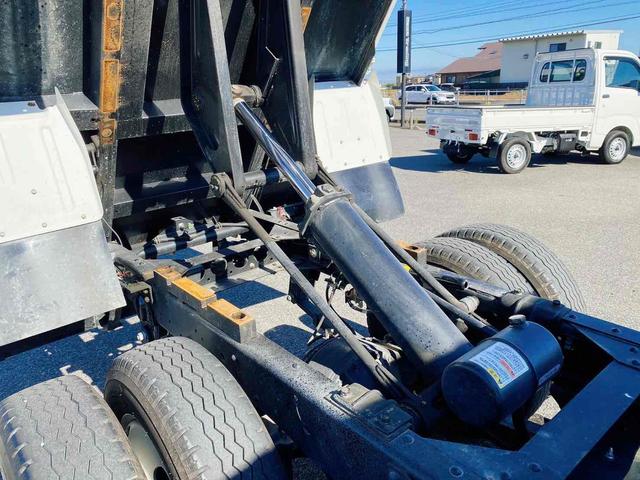 エルフトラック 　ダンプ　低床　ＭＴ　後輪ダブル　キーレスエントリー　電動格納ミラー　ＡＢＳ　エアコン　パワーステアリング　パワーウィンドウ　運転席エアバッグ　助手席エアバッグ　ＣＤ　ＵＳＢ（12枚目）