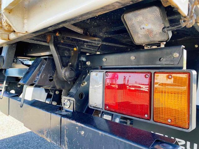 エルフトラック 　ダンプ　低床　ＭＴ　後輪ダブル　キーレスエントリー　電動格納ミラー　ＡＢＳ　エアコン　パワーステアリング　パワーウィンドウ　運転席エアバッグ　助手席エアバッグ　ＣＤ　ＵＳＢ（20枚目）