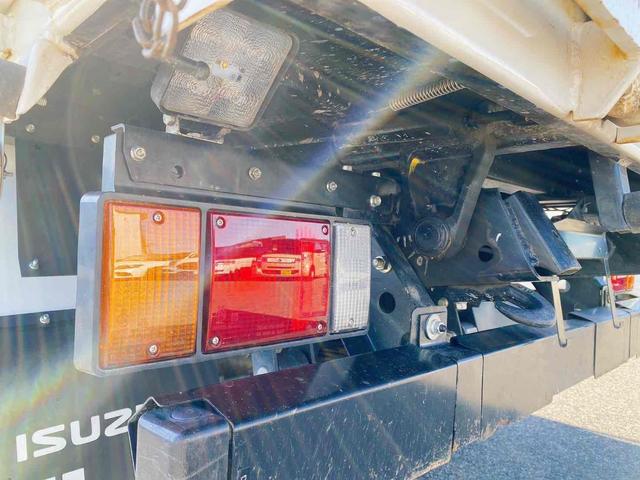 エルフトラック 　ダンプ　低床　ＭＴ　後輪ダブル　キーレスエントリー　電動格納ミラー　ＡＢＳ　エアコン　パワーステアリング　パワーウィンドウ　運転席エアバッグ　助手席エアバッグ　ＣＤ　ＵＳＢ（24枚目）