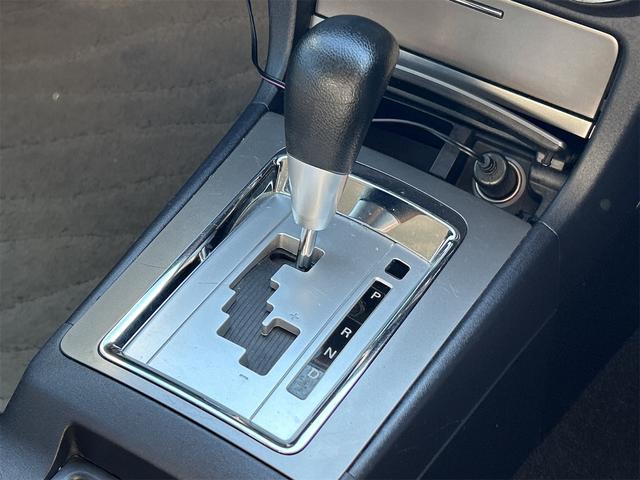 必ず使用するシフトレバー。確りと確認したいですね。