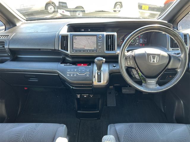 ステップワゴンスパーダ Ｚ　ＨＤＤナビエディション　ＥＴＣ　バックカメラ　ナビ　ＴＶ　両側電動スライドドア　ＨＩＤ　スマートキー　アイドリングストップ　電動格納ミラー　後席モニター　３列シート　ＣＶＴ　アルミホイール　ＵＳＢ　Ｂｌｕｅｔｏｏｔｈ（3枚目）