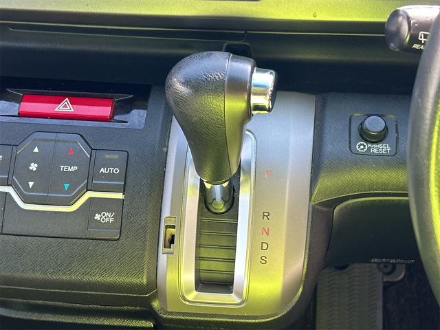 ステップワゴンスパーダ Ｚ　ＨＤＤナビエディション　ＥＴＣ　バックカメラ　ナビ　ＴＶ　両側電動スライドドア　ＨＩＤ　スマートキー　アイドリングストップ　電動格納ミラー　後席モニター　３列シート　ＣＶＴ　アルミホイール　ＵＳＢ　Ｂｌｕｅｔｏｏｔｈ（7枚目）