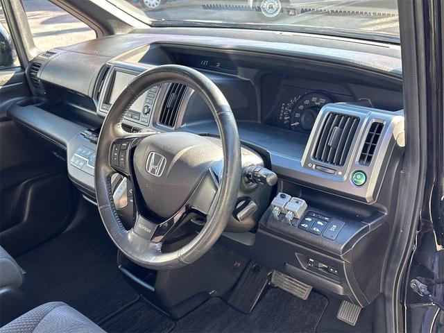 ステップワゴンスパーダ Ｚ　ＨＤＤナビエディション　ＥＴＣ　バックカメラ　ナビ　ＴＶ　両側電動スライドドア　ＨＩＤ　スマートキー　アイドリングストップ　電動格納ミラー　後席モニター　３列シート　ＣＶＴ　アルミホイール　ＵＳＢ　Ｂｌｕｅｔｏｏｔｈ（11枚目）