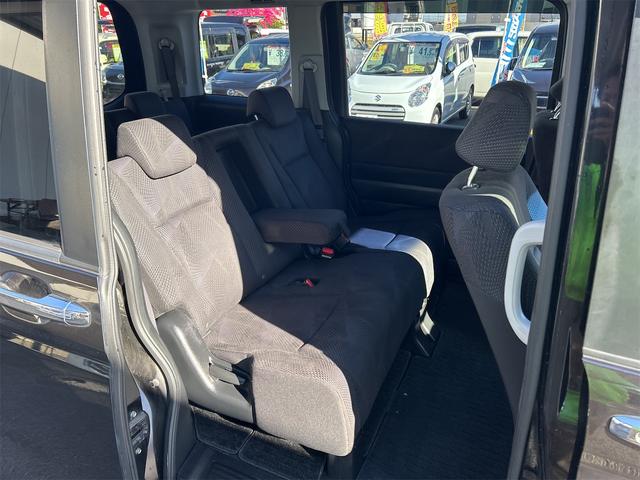 ステップワゴンスパーダ Ｚ　ＨＤＤナビエディション　ＥＴＣ　バックカメラ　ナビ　ＴＶ　両側電動スライドドア　ＨＩＤ　スマートキー　アイドリングストップ　電動格納ミラー　後席モニター　３列シート　ＣＶＴ　アルミホイール　ＵＳＢ　Ｂｌｕｅｔｏｏｔｈ（31枚目）