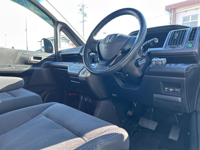 ステップワゴンスパーダ Ｚ　ＨＤＤナビエディション　ＥＴＣ　バックカメラ　ナビ　ＴＶ　両側電動スライドドア　ＨＩＤ　スマートキー　アイドリングストップ　電動格納ミラー　後席モニター　３列シート　ＣＶＴ　アルミホイール　ＵＳＢ　Ｂｌｕｅｔｏｏｔｈ（39枚目）