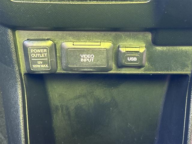 ステップワゴンスパーダ Ｚ　ＨＤＤナビエディション　ＥＴＣ　バックカメラ　ナビ　ＴＶ　両側電動スライドドア　ＨＩＤ　スマートキー　アイドリングストップ　電動格納ミラー　後席モニター　３列シート　ＣＶＴ　アルミホイール　ＵＳＢ　Ｂｌｕｅｔｏｏｔｈ（41枚目）