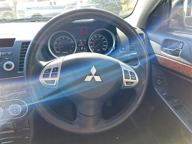 ギャランフォルティス スーパーエクシード　オートクルーズコントロール　アルミホイール　オートライト　ＣＶＴ　スマートキー　電動格納ミラー　盗難防止システム　ハーフレザーシート　ＣＤ　衝突安全ボディ　ＡＢＳ　エアコン　パワーステアリング（8枚目）