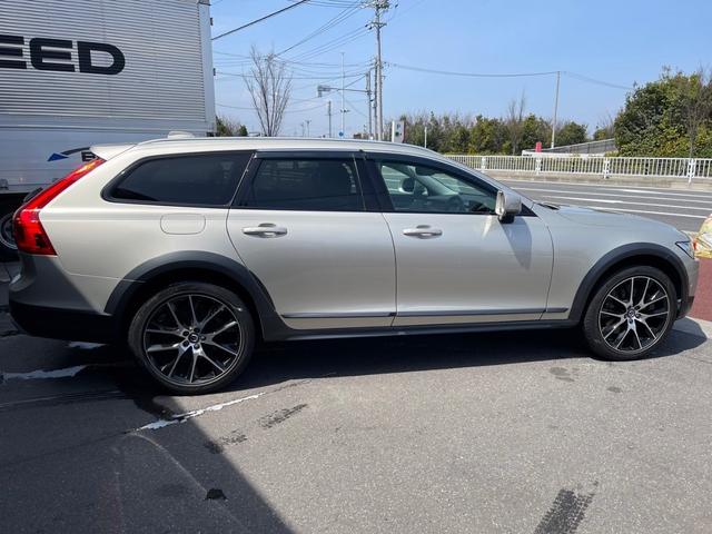 Ｖ９０ 　クロスカントリー　Ｔ６　ＡＷＤ　サマム　４ＷＤ　ＥＴＣ　全周囲カメラ　ナビ　ＴＶ　クリアランスソナー　オートクルーズコントロール　アルミホイール　後席モニター　パワーシート　革シート（16枚目）