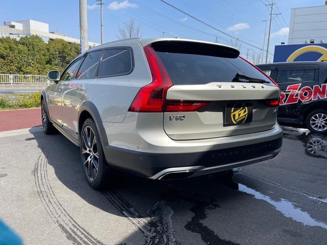 Ｖ９０ 　クロスカントリー　Ｔ６　ＡＷＤ　サマム　４ＷＤ　ＥＴＣ　全周囲カメラ　ナビ　ＴＶ　クリアランスソナー　オートクルーズコントロール　アルミホイール　後席モニター　パワーシート　革シート（19枚目）