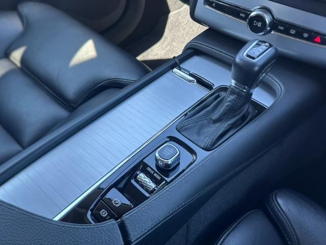 ＸＣ９０ Ｔ５　ＡＷＤ　モーメンタム　４ＷＤ　ＥＴＣ　全周囲カメラ　クリアランスソナー　オートクルーズコントロール　レーンアシスト　パワーシート　パークアシスト　衝突被害軽減システム　ナビ　ＴＶ　オートマチックハイビーム　オートライト（7枚目）