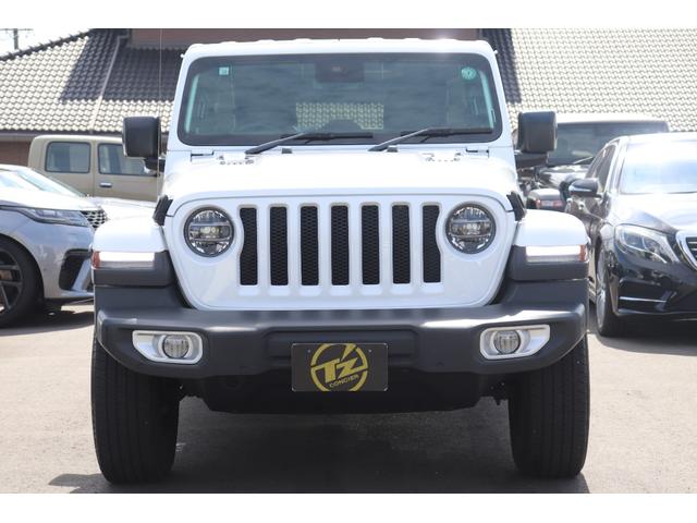 ジープ・ラングラーアンリミテッド サハラ　４ＷＤ　ワンオーナー　革シート　シートヒーター　バックカメラ　クリアランスソナー　オートクルーズコントロール　衝突被害軽減システム　ナビ　ＴＶ　オートライト　ＬＥＤヘッドランプ　アルミホイール（5枚目）
