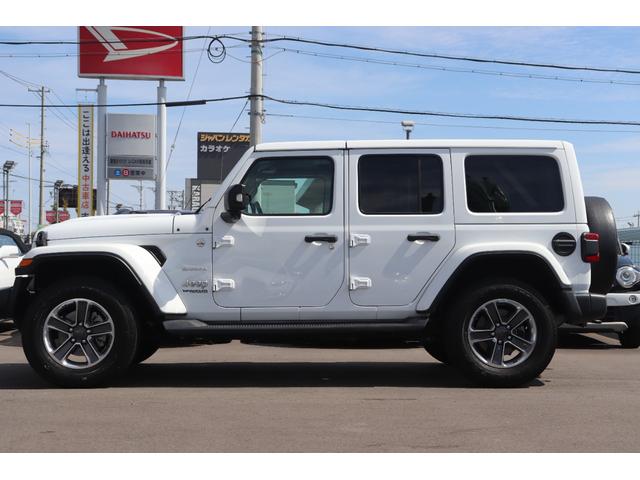 ジープ・ラングラーアンリミテッド サハラ　４ＷＤ　ワンオーナー　革シート　シートヒーター　バックカメラ　クリアランスソナー　オートクルーズコントロール　衝突被害軽減システム　ナビ　ＴＶ　オートライト　ＬＥＤヘッドランプ　アルミホイール（8枚目）