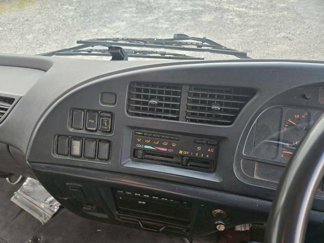 フォワード ベースグレード　トラック　ＭＴ　ＥＴＣ　バックカメラ　エアコン　運転席エアバッグ（4枚目）