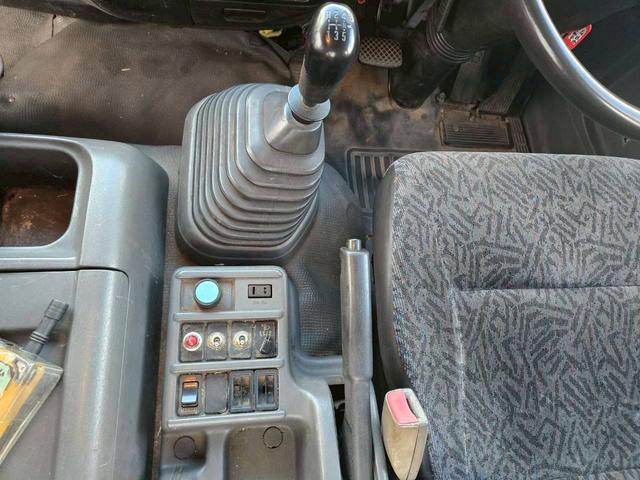 フォワード ベースグレード　トラック　ＭＴ　ＥＴＣ　バックカメラ　エアコン　運転席エアバッグ（9枚目）