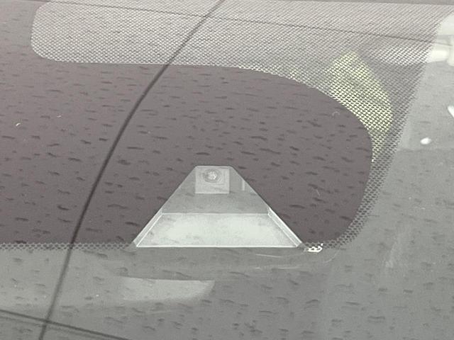 ノート Ｘ　純正ＳＤナビ　バックカメラ　衝突被害軽減システム　禁煙車　スマートキー　車線逸脱警報　オートライト　Ｂｌｕｅｔｏｏｔｈ　ＣＤ　ＤＶＤ再生　フルセグ　プライバシーガラス（5枚目）