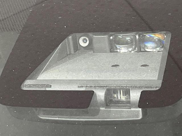 【プリクラッシュセーフティ】前方の車両等を検知し、衝突しそうな時は警報で注意を促し、ブレーキを踏む力をサポート。ブレーキを踏めなかった場合は衝突被害軽減ブレーキが作動、衝突回避をサポートします。