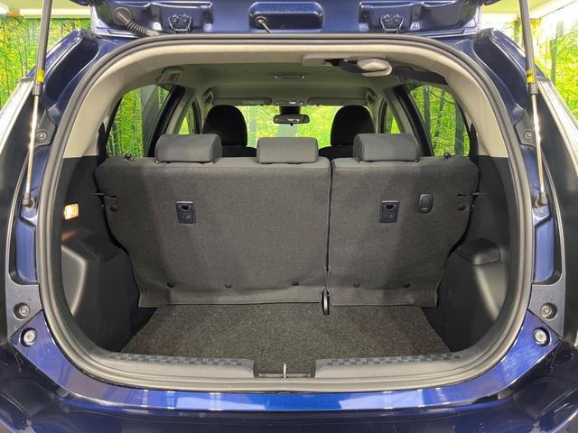 普段のお買い物や通勤、送迎等に十分な荷室スペースを確保しております。セカンドシートを倒すと、大きな荷物の積載も可能です♪