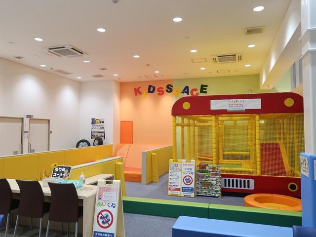大きなキッズスペースも完備！小さなお子様連れでも、ゆっくりとお車探しをお楽しみいただけます。