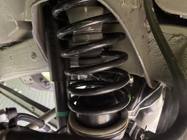 ジムニーシエラ ＪＣ　禁煙車　９インチディスプレイオーディオ　バックカメラ　コーナーセンサー　スマートキー　クルコン　車線逸脱警報　オートライト　オートエアコン　ＬＥＤヘッドライト　シートヒーター　純正１５インチアルミ（20枚目）