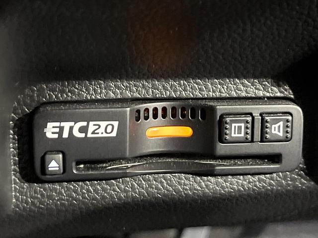 ヴェゼル ｅ：ＨＥＶ　Ｘ　禁煙車　純正９型ナビ　バックカメラ　衝突被害軽減システム　レーダークルーズ　コーナーセンサー　スマートキー　ＬＥＤヘッド　ＥＴＣ２．０　車線逸脱警報　オートライト　オートエアコン（7枚目）