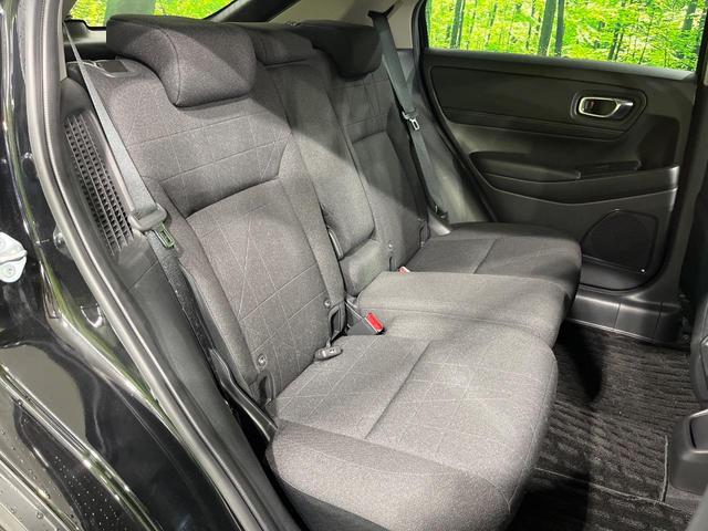 ヴェゼル ｅ：ＨＥＶ　Ｘ　禁煙車　純正９型ナビ　バックカメラ　衝突被害軽減システム　レーダークルーズ　コーナーセンサー　スマートキー　ＬＥＤヘッド　ＥＴＣ２．０　車線逸脱警報　オートライト　オートエアコン（9枚目）