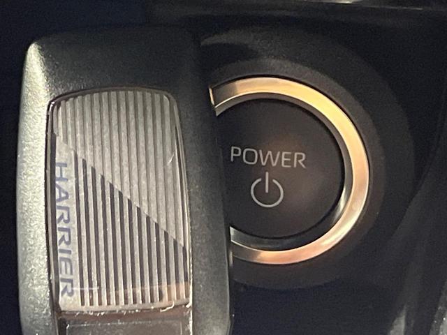 【スマートキー】カバンやポケットに入れたままでもドアの施錠・解錠が可能なスマートキーを装備。エンジンのオン・オフ時もカギを取り出す必要が無いからとっても便利です♪