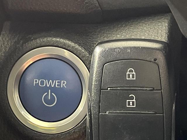 【スマートキー】カバンやポケットに入れたままでもドアの施錠・解錠が可能ああスマートキーを装備。エンジンのオン・オフ時もカギを取り出す必要が無いからとっても便利です♪